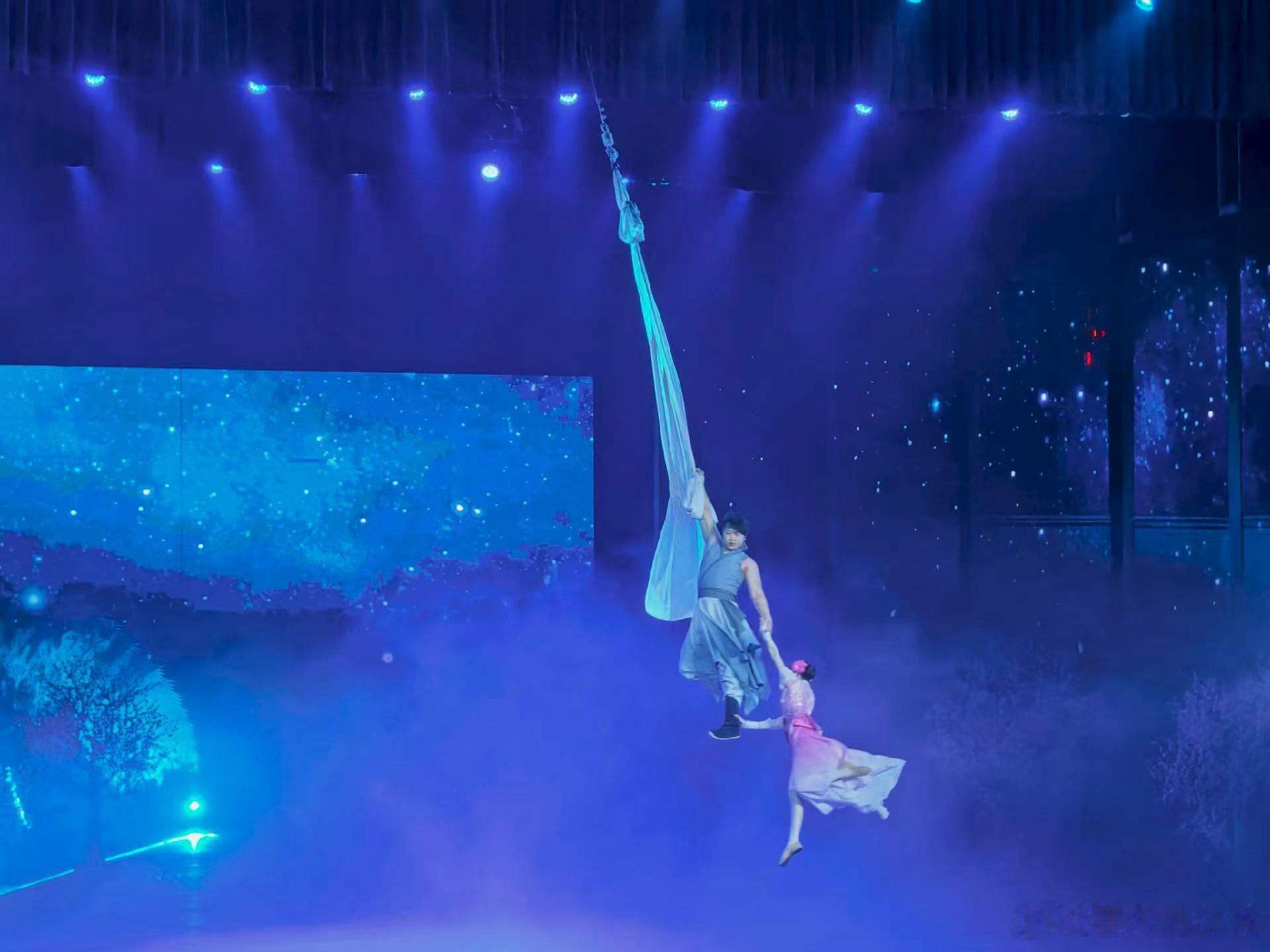 萤火乐园[超话]情感态度表达 初识不解其中味，再读已是曲中人。欲买桂花同载酒，终