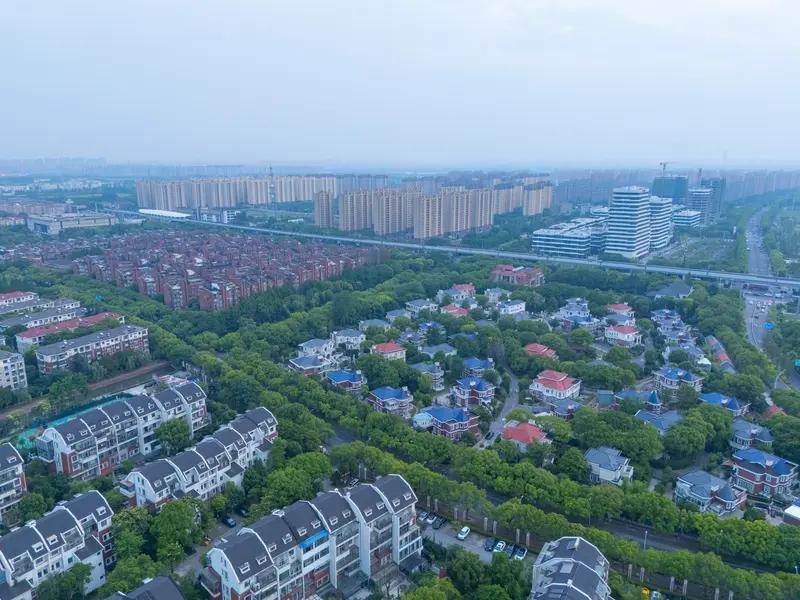 城市化改造、工业化规范以及拆迁补偿。如今愈发觉得郊区恰似一座宝藏之地！它巧妙融合