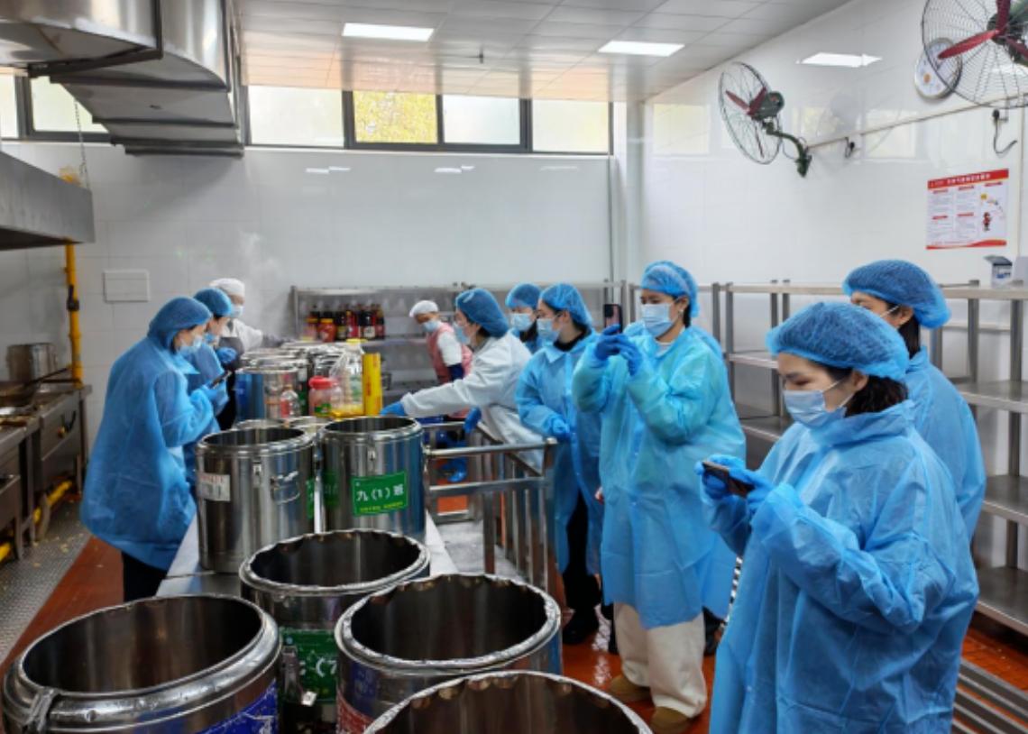 家长总担心校园餐不安全？沙北实验学校敞开食堂，让家长亲眼见证放心餐
家有上学娃的