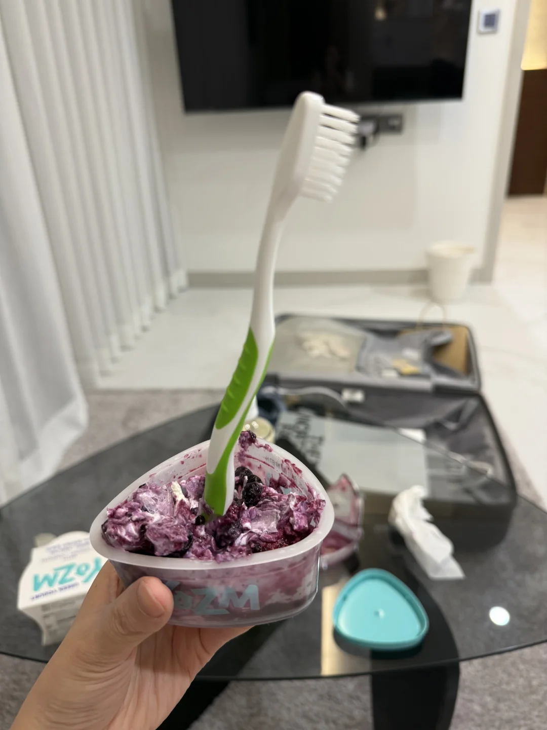 在小韩没有勺子吃酸奶我就这样