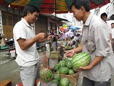 西瓜摊前，俩小伙演了一幕生活剧

       天热，我去小区门前的槐树下的瓜摊