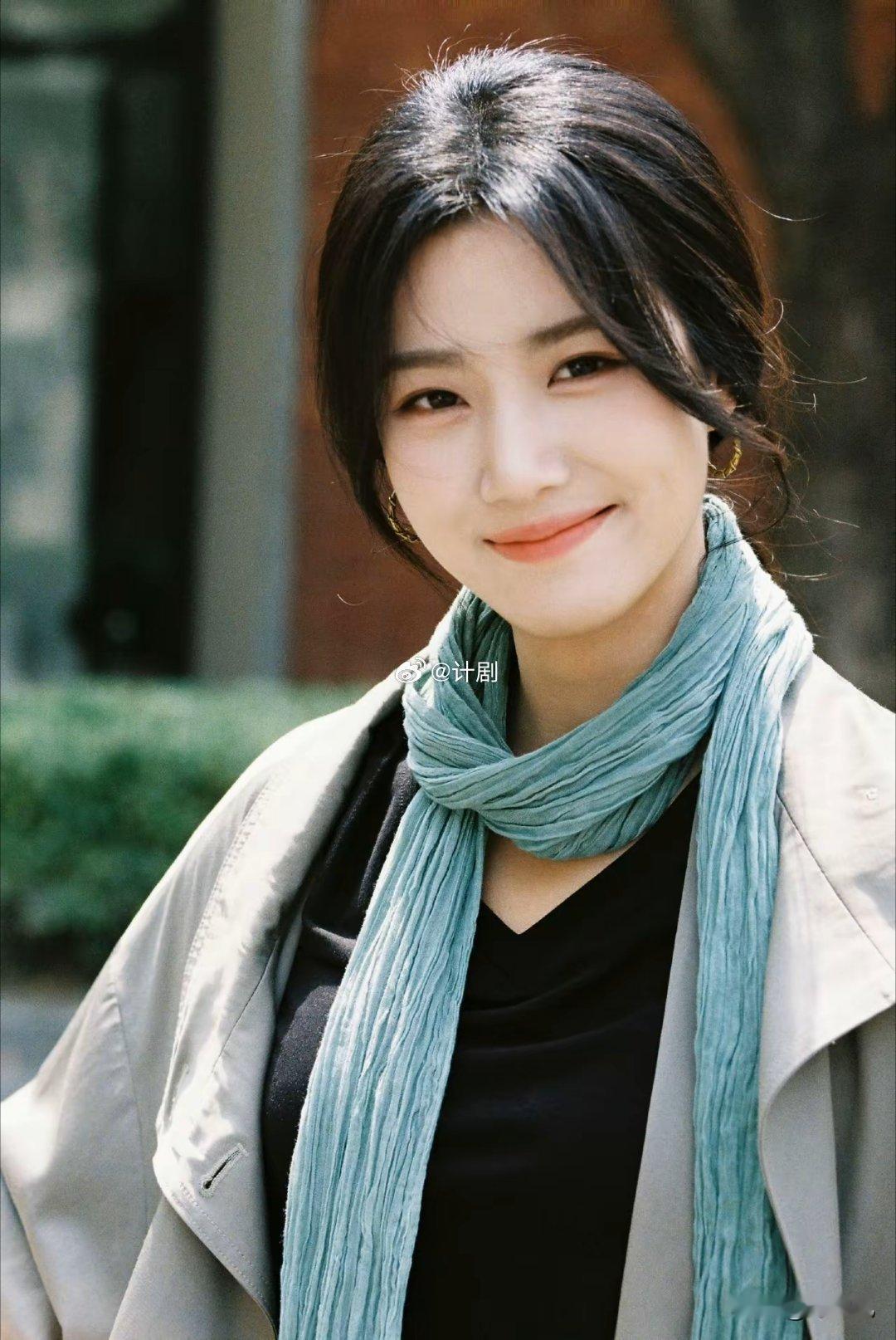 《轧戏》的戏外比戏内也足够精彩陈星旭被男二掀桌女主卢昱晓暗讽，好一出大戏《轧戏》