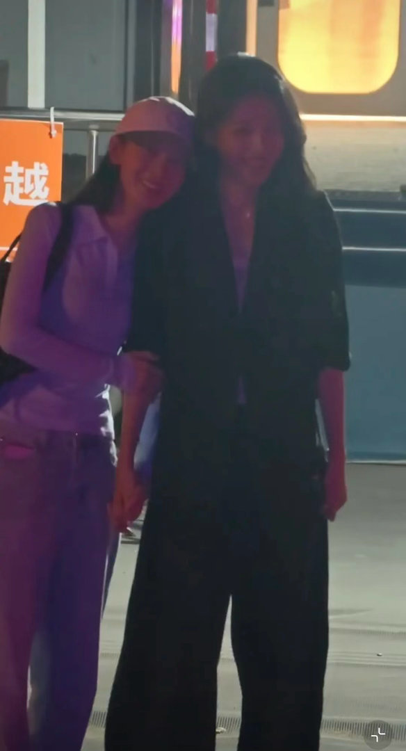 瑶怡手牵手下班了 好配 