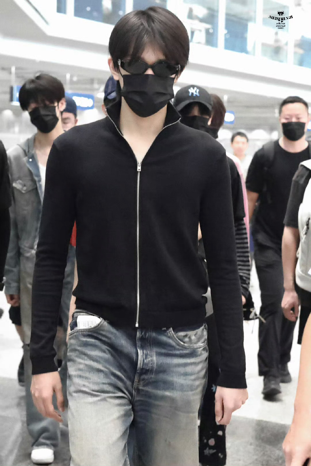 张极拉链开衫张极机场如秀场！TF家族运动会出发路透 ​​​