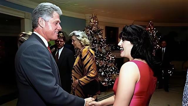 当年克林顿见到莱温斯基的情景，很明显，眼神已经拉丝了。丰满而年轻的莱温斯基也许满