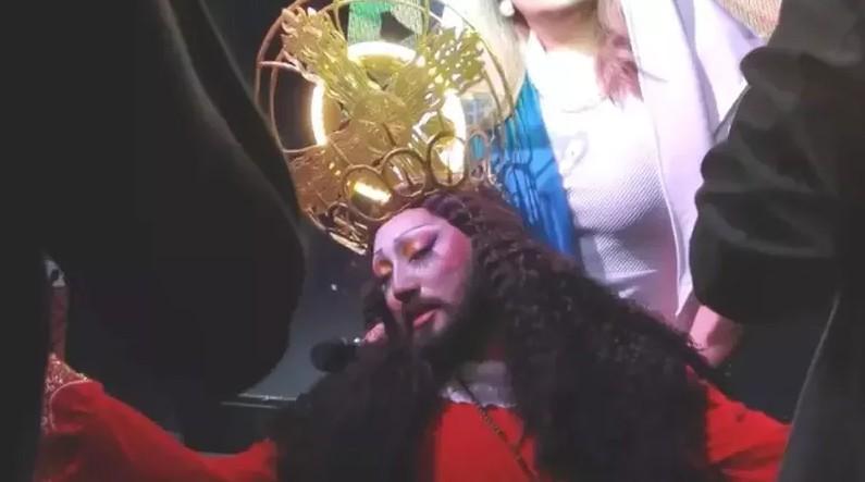 菲律宾知名变装皇后维加（Pura Luka Vega）日前在一段网络视频中打扮成