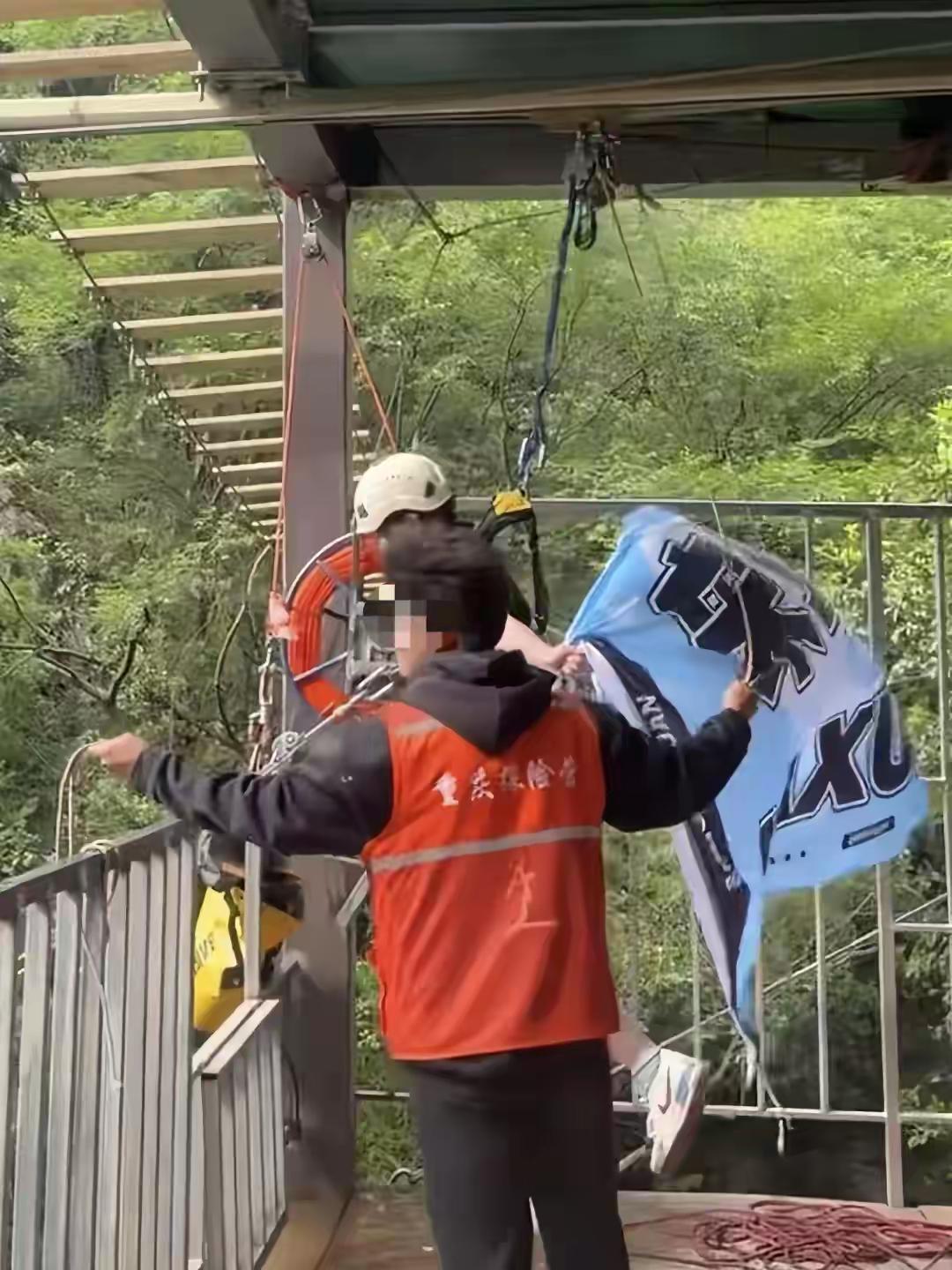看到一个视频，心里堵得慌。

一个16岁的姑娘，身上还披着偶像的应援旗，高高兴兴