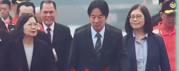 民进党这波可猛了，假温柔妖婆子管碧玲因为对大陆死不要脸的强硬得到了正副大马桶的赏