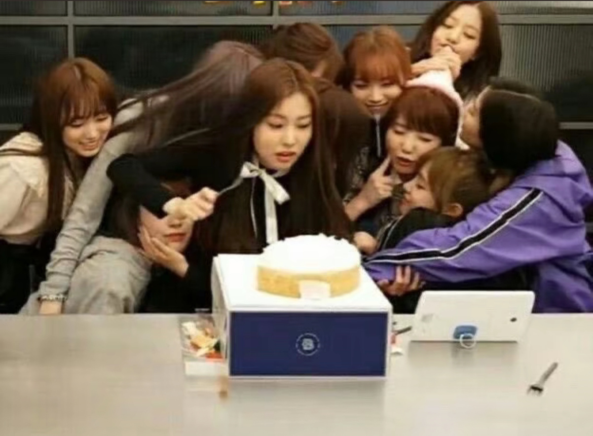 姜惠元不想izone解散的原因：一年少吃11个蛋糕 