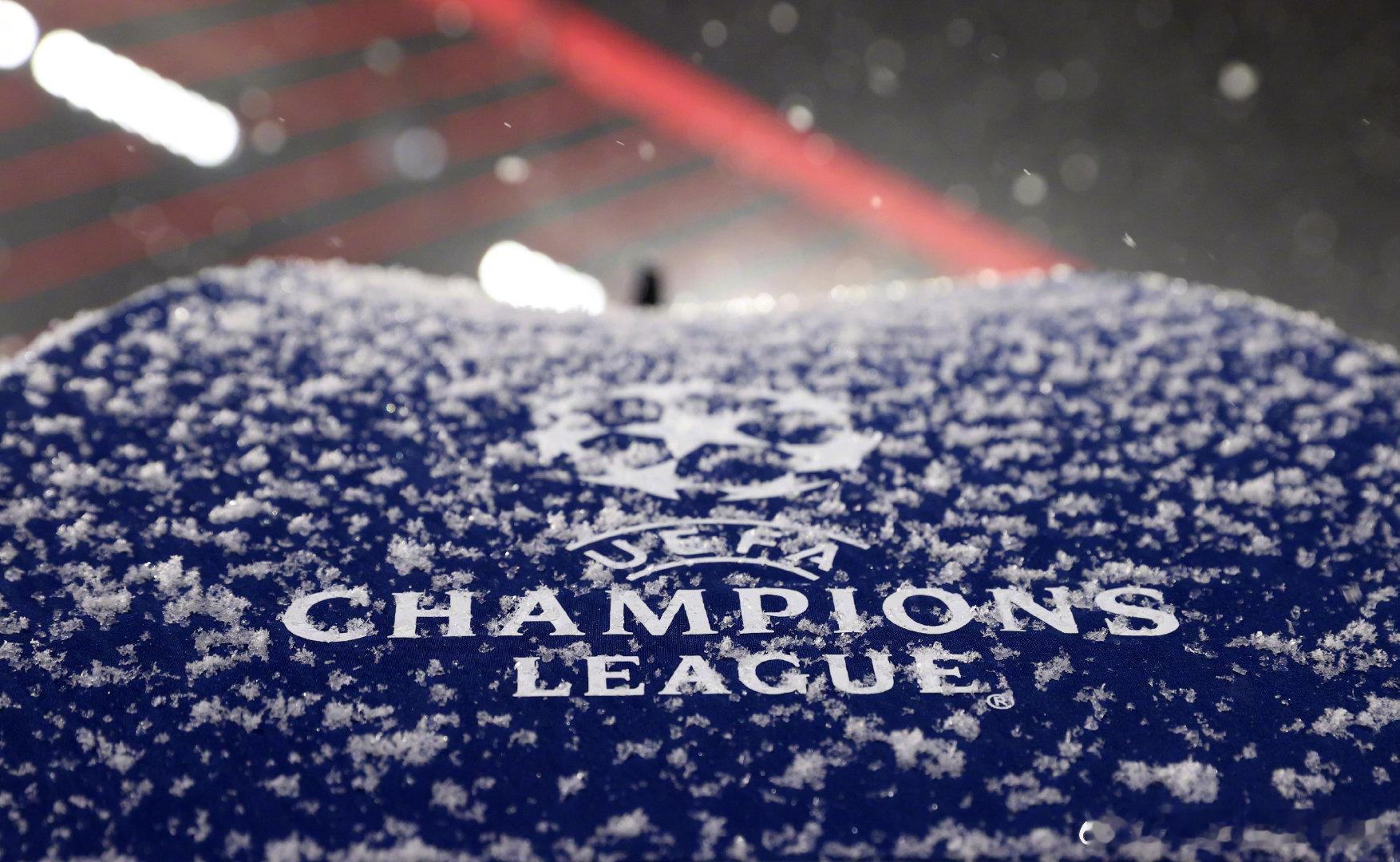 ❄️在雪中踢欧冠是种什么感觉？欧冠联赛  cr：UEFA欧冠联赛 