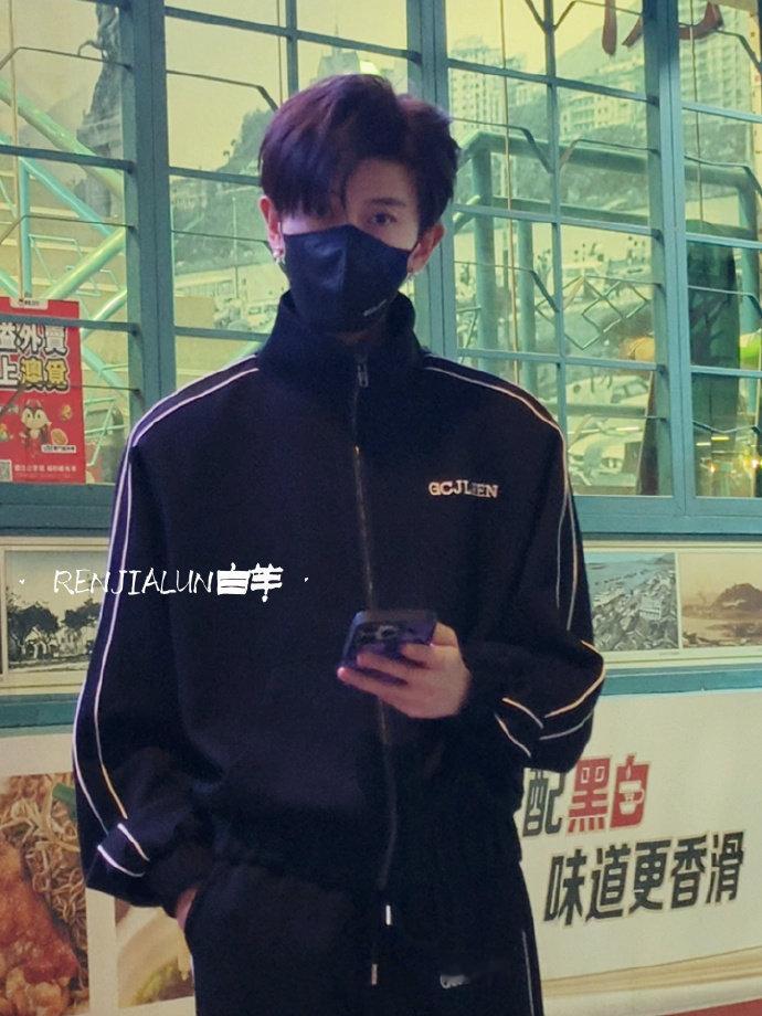 澳门偶遇任嘉伦  任嘉伦澳门逛街  网友澳门偶遇任嘉伦，一身黑色休闲运动装帅的嘞