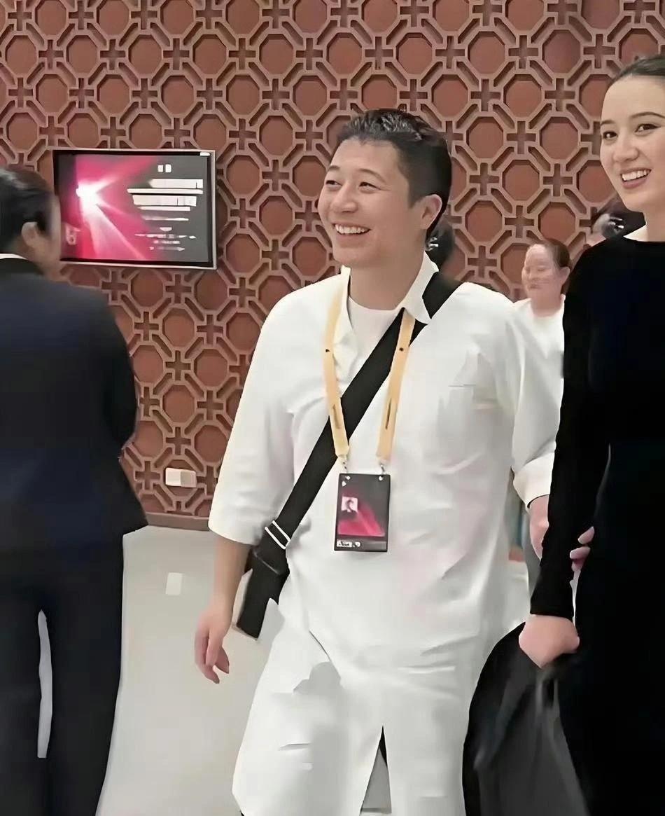 王伟这男人，真有点“旺妻”玄学在身上。
宋佳拿奖拿到手软那几年，圈里人都在琢磨—