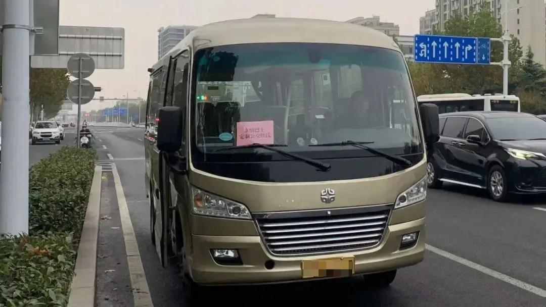 近日，青岛市西海岸新区真情巴士规划开通了东西区定制公交快线，并将于12月2日-1
