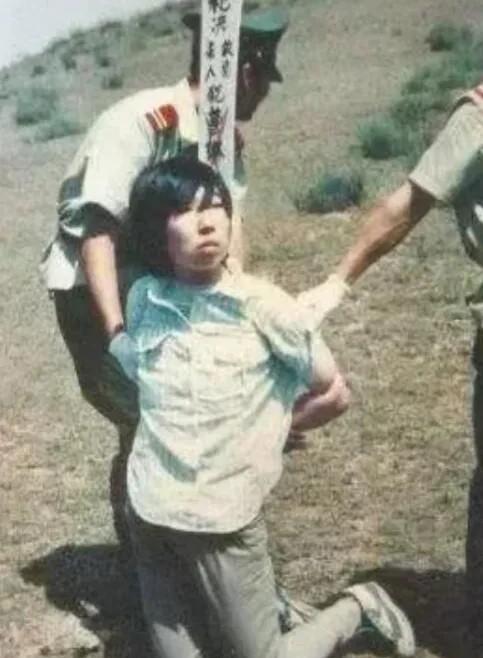 1993年的一天，一个名叫曹琳琳的女子被押解到郊外的刑场上，照片中的她被五花大绑