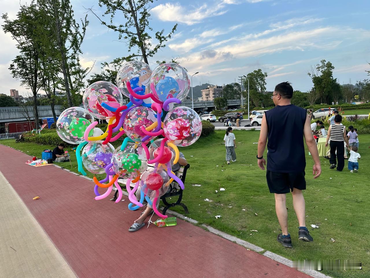 中秋节到了，总结了一些带月的诗句：

 “露从今夜白，月是故乡明。”——杜甫《月