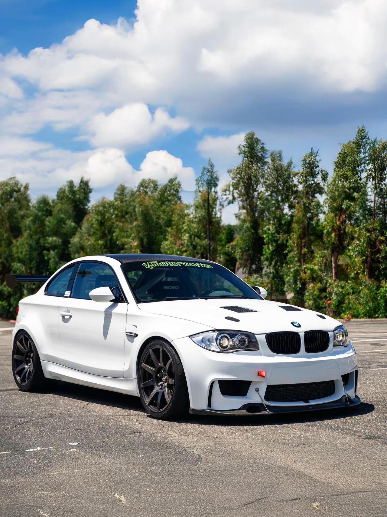 BMW 135i.这台作品来自海外改装团队，最初只是一辆普通的BMW 135i，