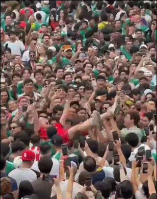 当一名韩国球迷出现在一群狂热的墨西哥球迷中间，你就会知道世界杯带给我们的意义。近