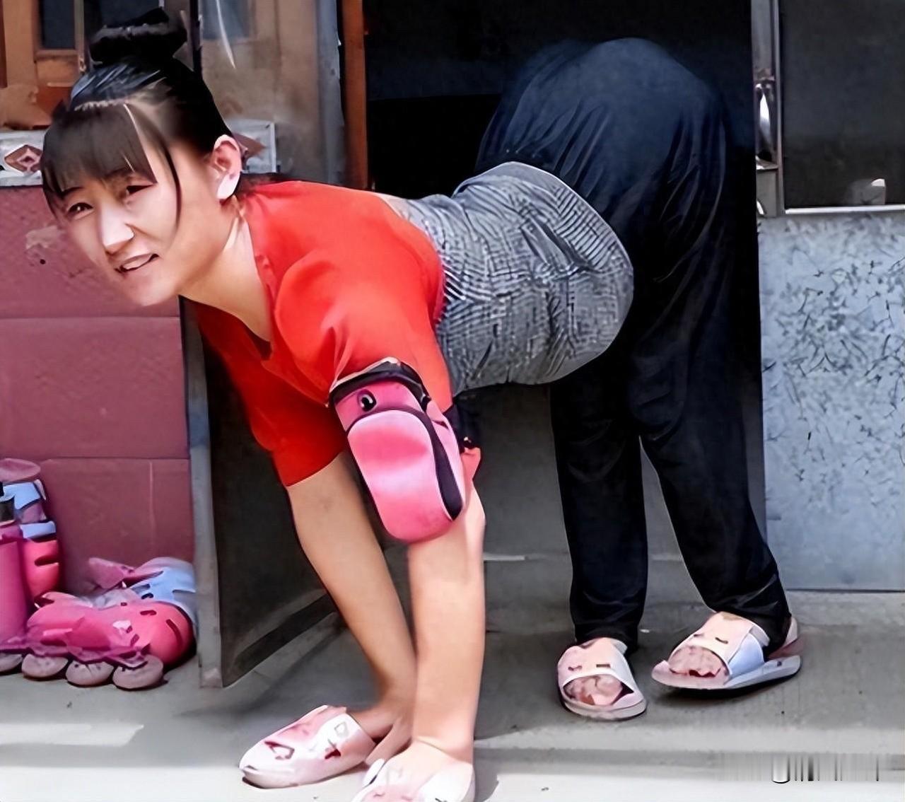 山东莒县有个叫董明英的女人，打生下来就和别人不一样——先天骨盆畸形，两条腿使不上
