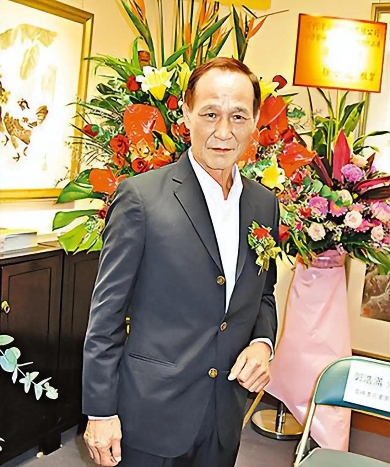 谁能想到，在香港电影里霸气演“大佬”的陈惠敏，在太太面前竟是小男人！82岁的他之
