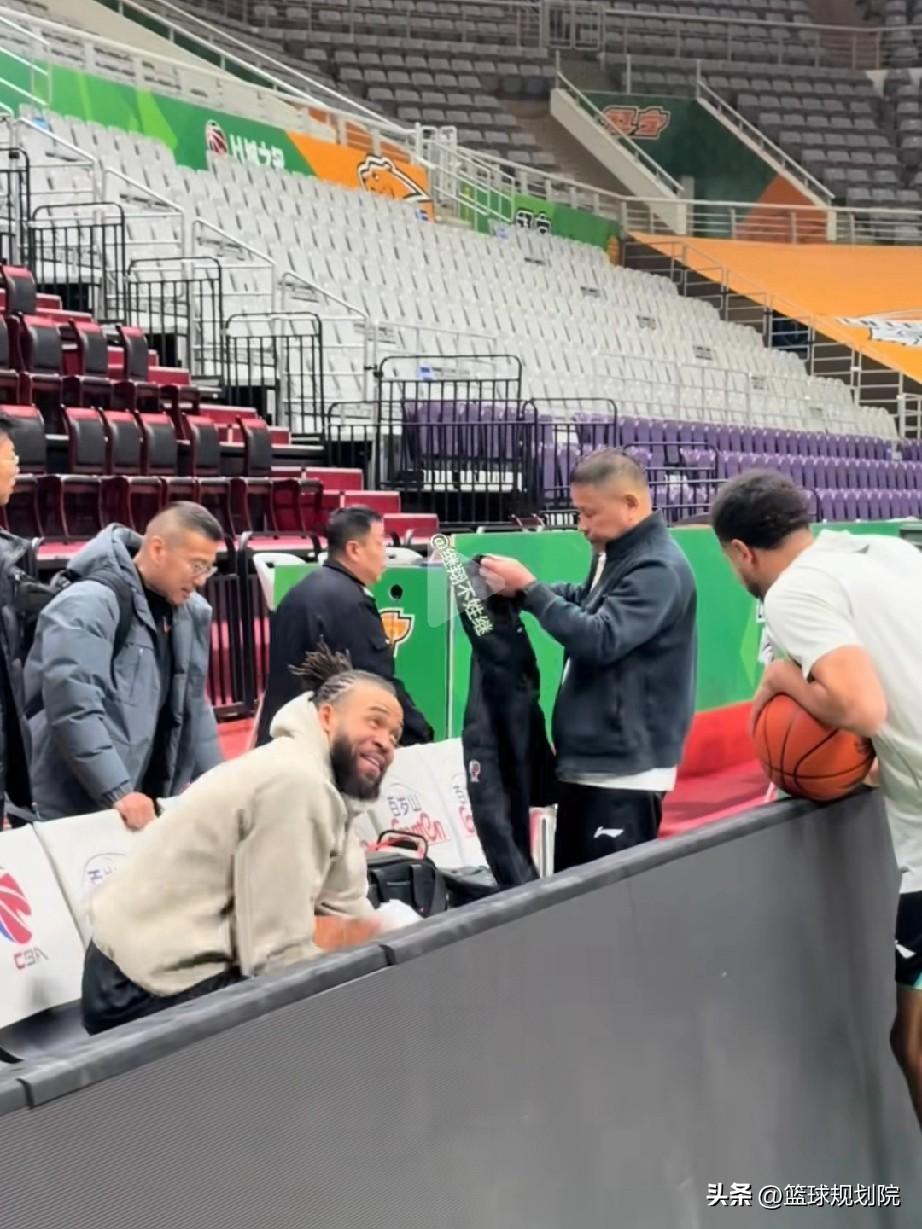 哈维和麦基还认识呢吗？

辽宁男篮主场迎战北京队的比赛很多球迷都非常期待，在两队