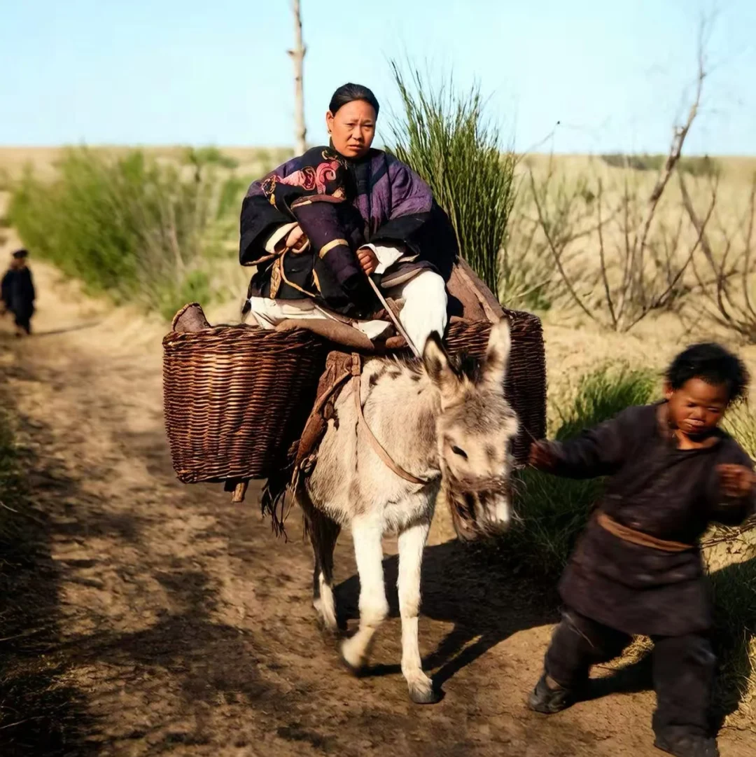 民国时期，一名西洋摄影师在旅行途中看到的一幅场景