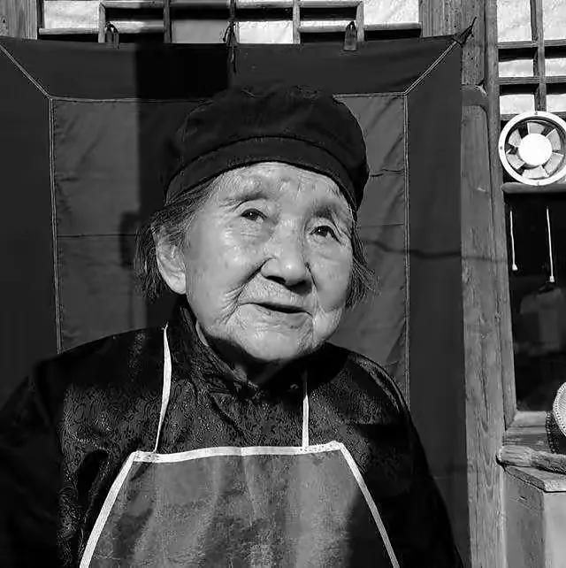 1984年，一个84岁的老太太来到政府接待处，对工作人员说：“我要捐款24亿！”