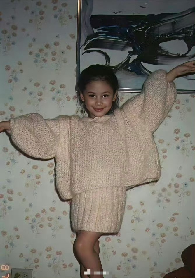 谁能预料到这个不起眼的小女孩，将来会红遍大江南北 ​​​