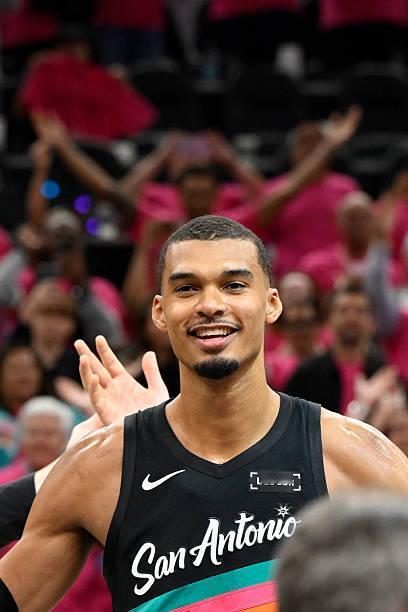 文班亚马谈及自己渴望全票最佳防守球员的缘由：“这份荣誉对我意义非凡。全票代表这份