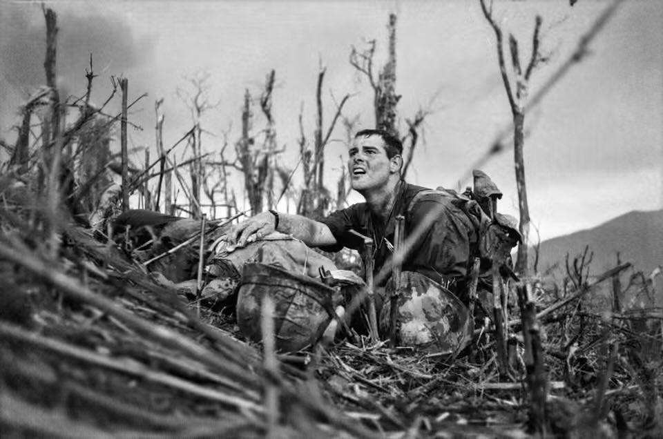 越南，1967年4月。美国海军陆战队的士官医护兵弗农·威克在溪山附近的881高地