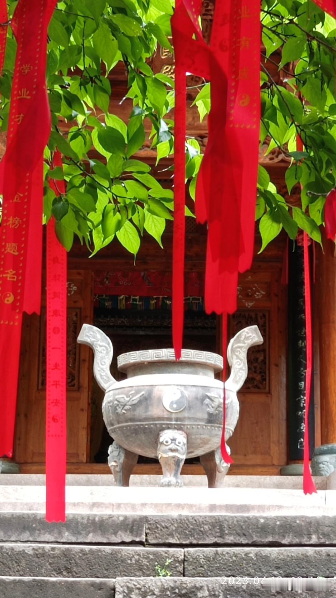 上联：古寺钟声常入耳；
下联：新僧梵呗鲜喑声。