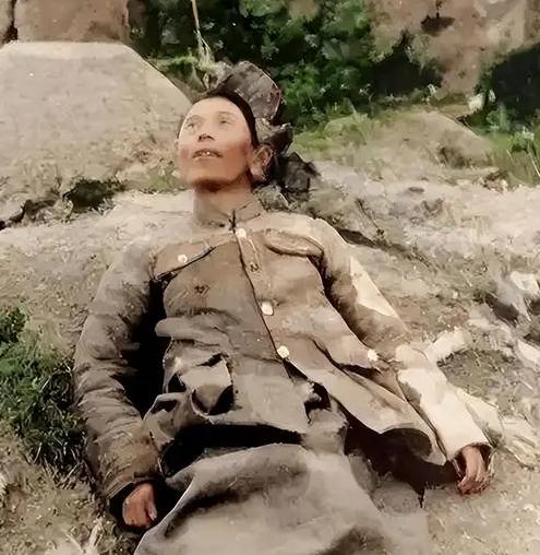 1946年国军师长戴之奇走投无路饮弹自尽，遗体倒在土堆旁军帽散落，粟裕当场下死命