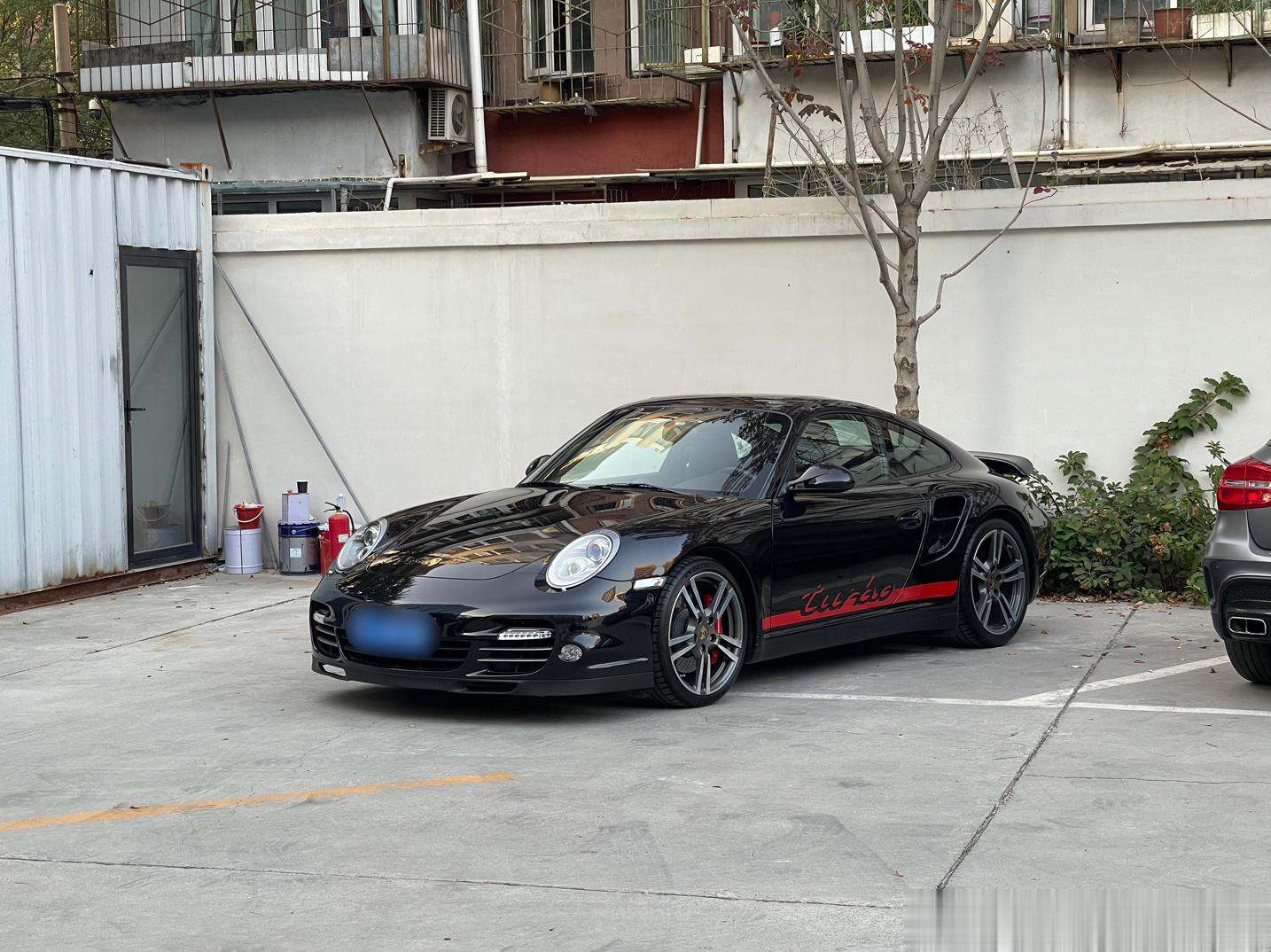 #shen车视界# 今天来看一辆很有趣的性能车，门口停车场这辆997.1 Tur