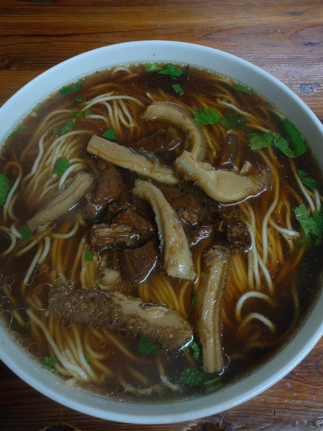 一份简单的快乐，每天早上都是一碗牛杂面，两碗豆浆[思考]  