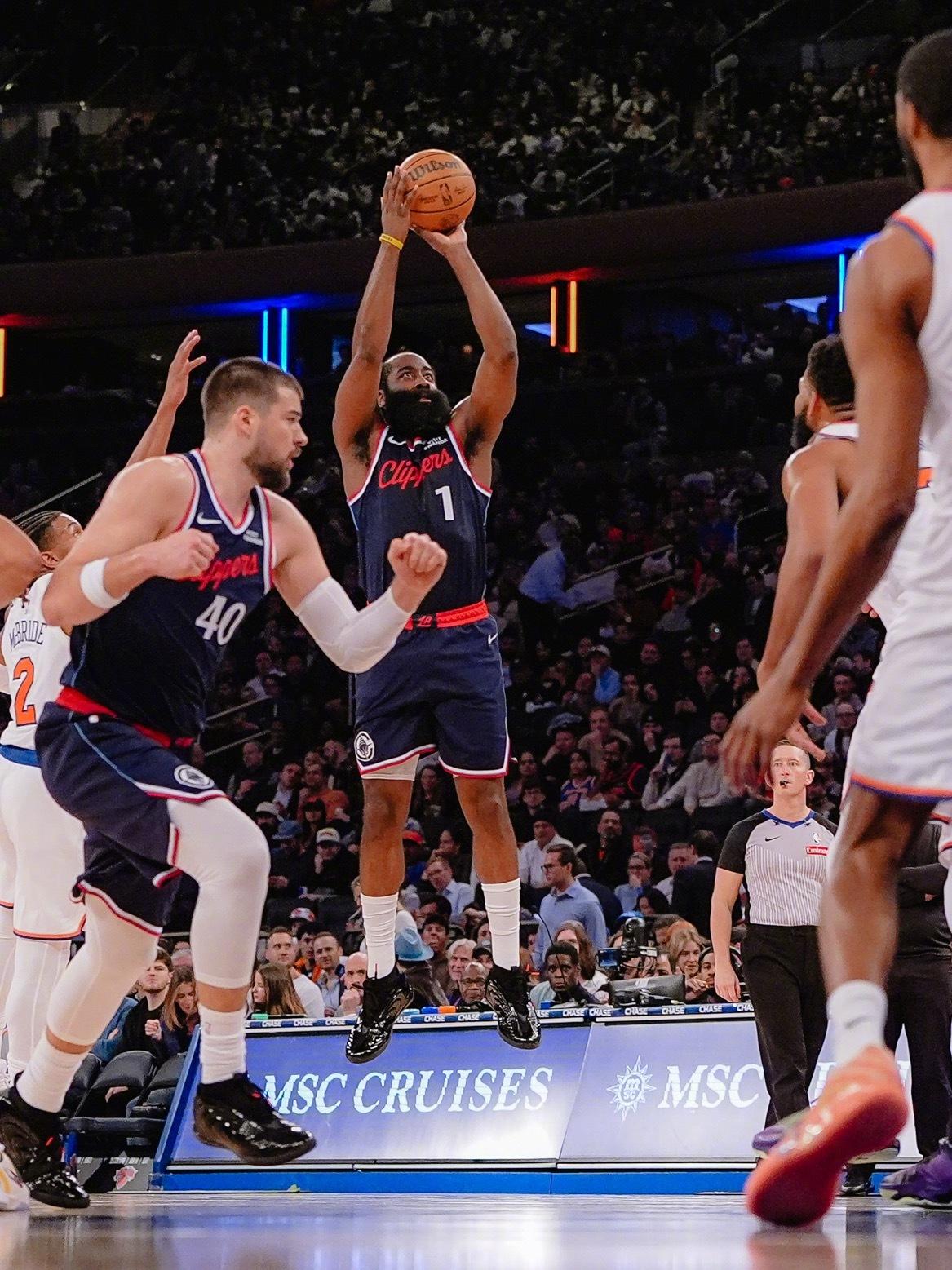 今天哈登又打了38分钟，小卡也打了37分钟，快船似乎又回到了之前那种哈登小卡上场