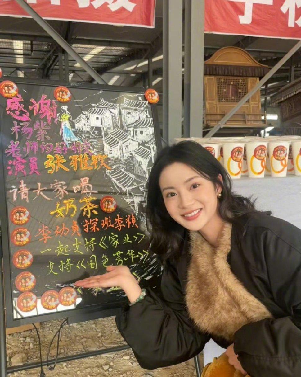 张雅钦探班杨紫 虽然两人剧中不对付，但是现实里关系相当不错[喵喵] 
