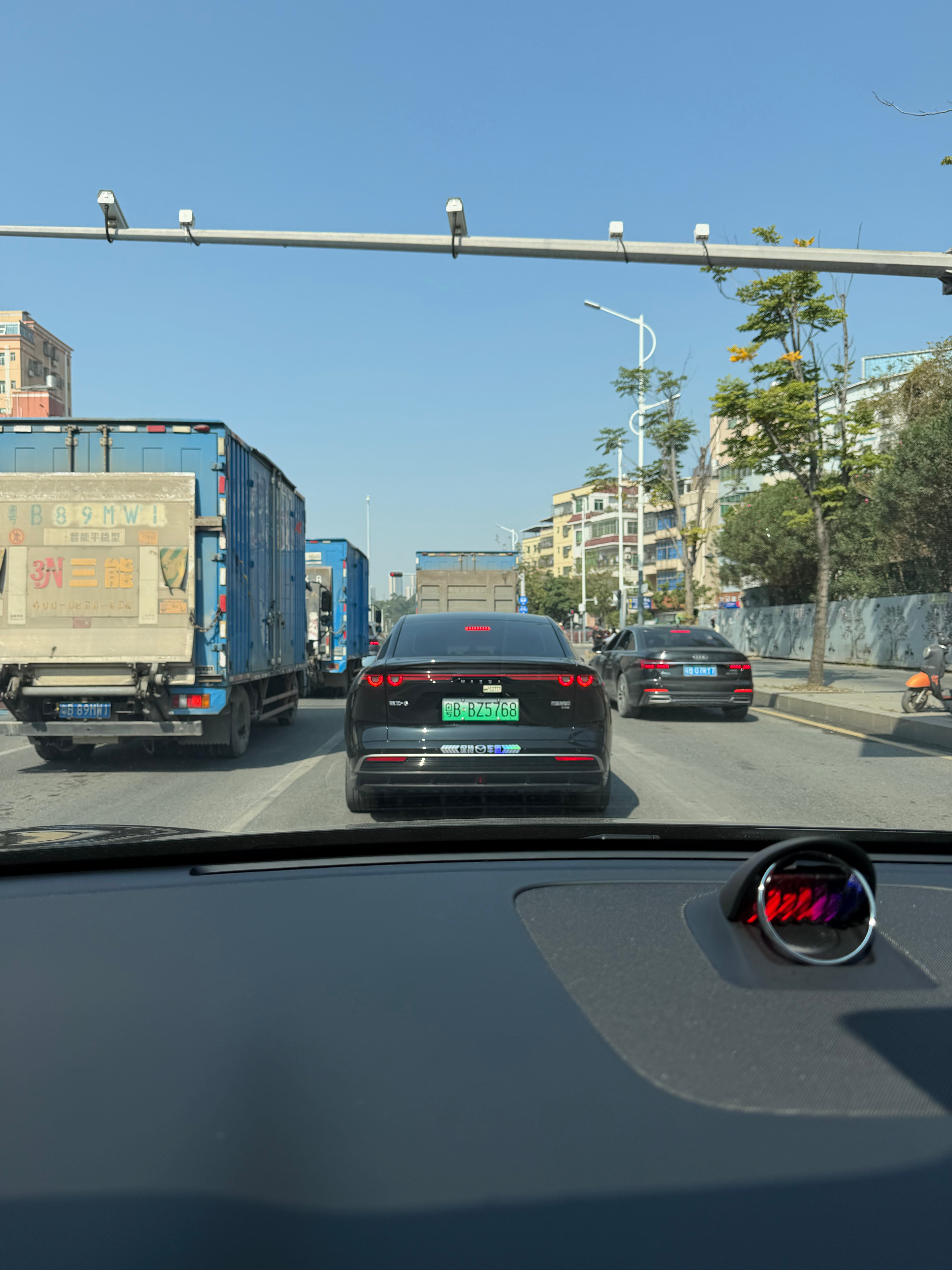 啥车都有人买，比如这个，还是纯电的马自达哦，不知道会不会塞车 深圳·观澜湖生态运