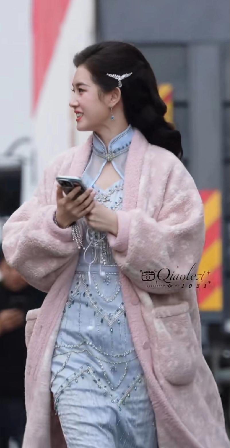 今日新鲜的郭宇欣真美，粉蓝粉红的都好适合她呀！甜甜的，好看的不要不要的。
   