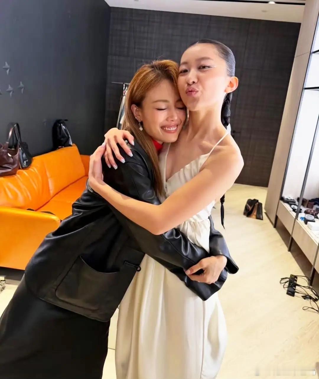 陈奕迅女儿陈康堤表演，容祖儿到场支持！这真的是从小看着她长大的阿姨，不过容祖儿居