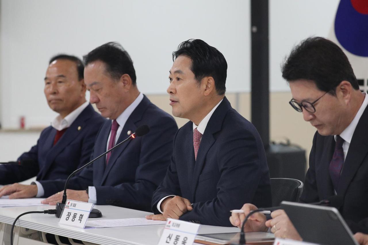 韩国媒体消息，国民力量党代表张东赫就大庄洞事件表态。张东赫直指检方放弃7400亿