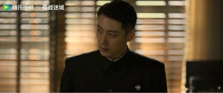 在我眼里，能跟黄景瑜掰腕子的，你起码首先得像个男人，有187左右的身高，头肩比例