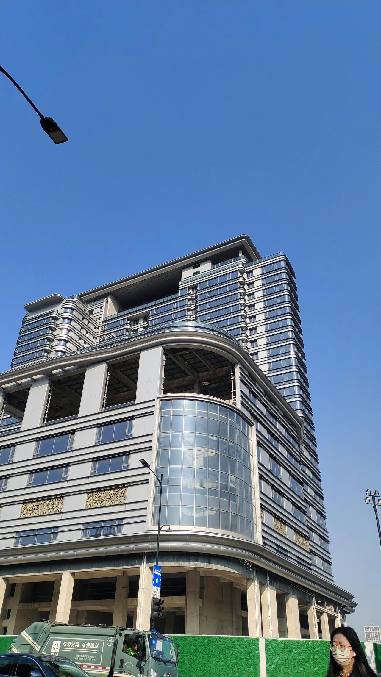 杭州这栋楼叫什么名字来着？估计已经建了有二十年了吧，还没完工。这么好的地段，拖了