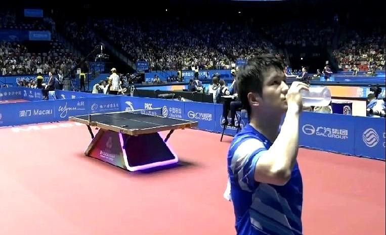 在乒乓球比赛的直播里，一个“怼脸”的镜头引发了热议。

4号台的摄像机居然贴到樊