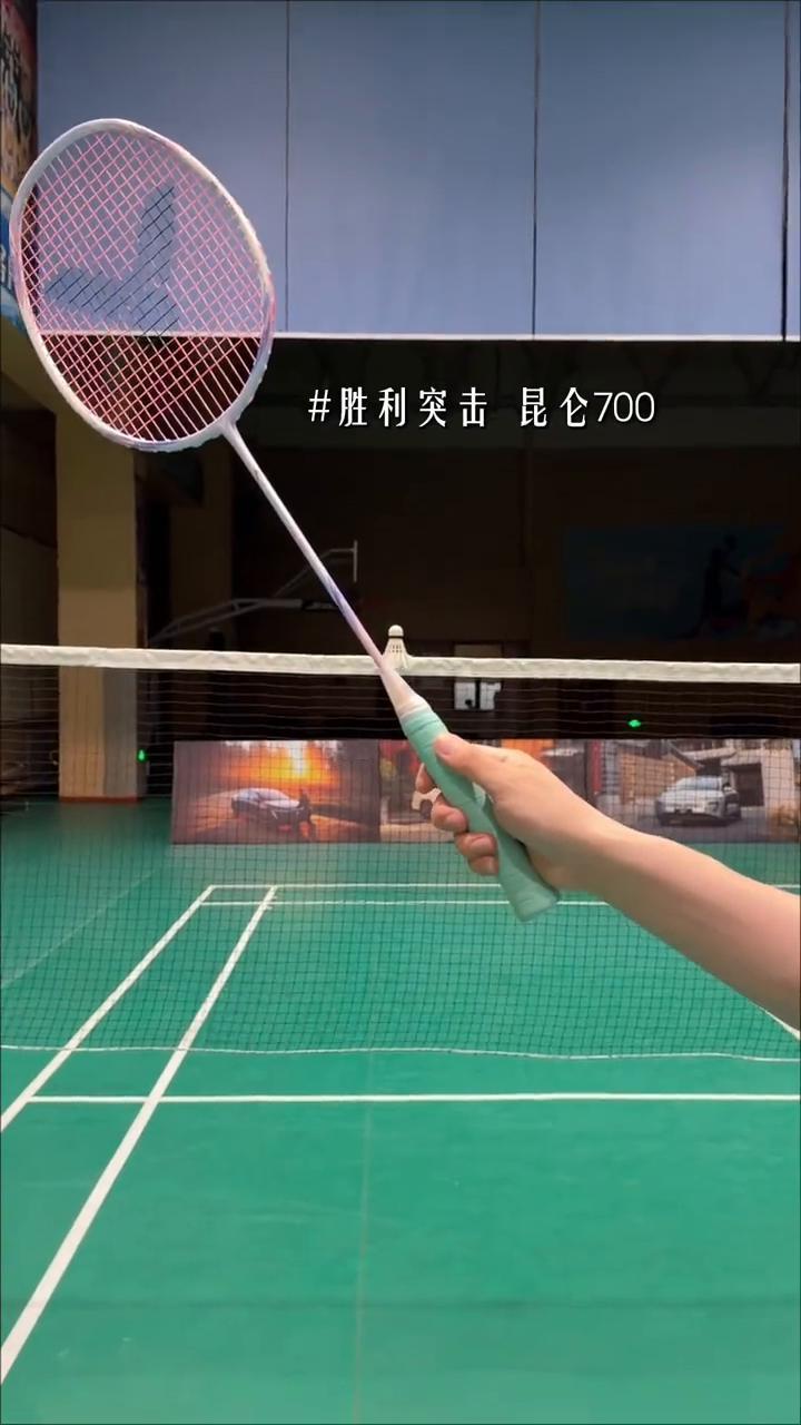 十秒钟教你学会反手勾对角。
大拇指顶斜棱。
·第一步：把横拍面转成竖拍面。
·第