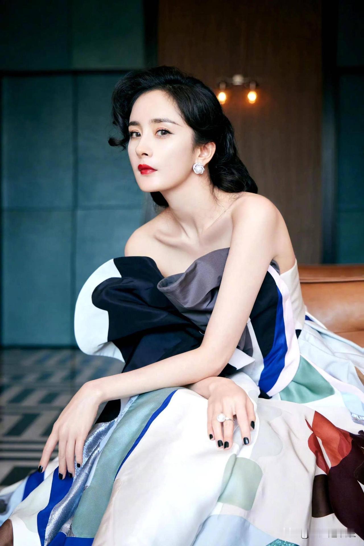 彩缎塑优雅轮廓，复古卷发衬明艳大女主风采
