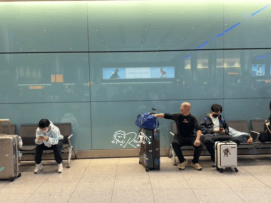 莎莎楚钦到达伦敦，头哥从右二移到右一，
网友：距离缩短，防丢🤭

凌晨1点多大