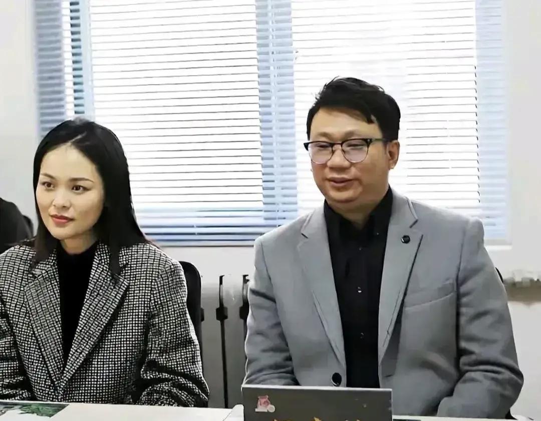 何嘉炜在龚爽去世后的态度，真的让人感动，他没有因为龚爽去世了，以后就不跟岳父岳母