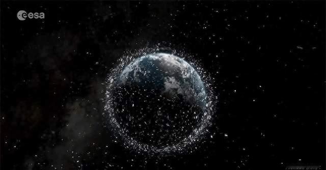 悬浮在人类头上的隐患！700万公斤太空垃圾包围地球，如何处理？