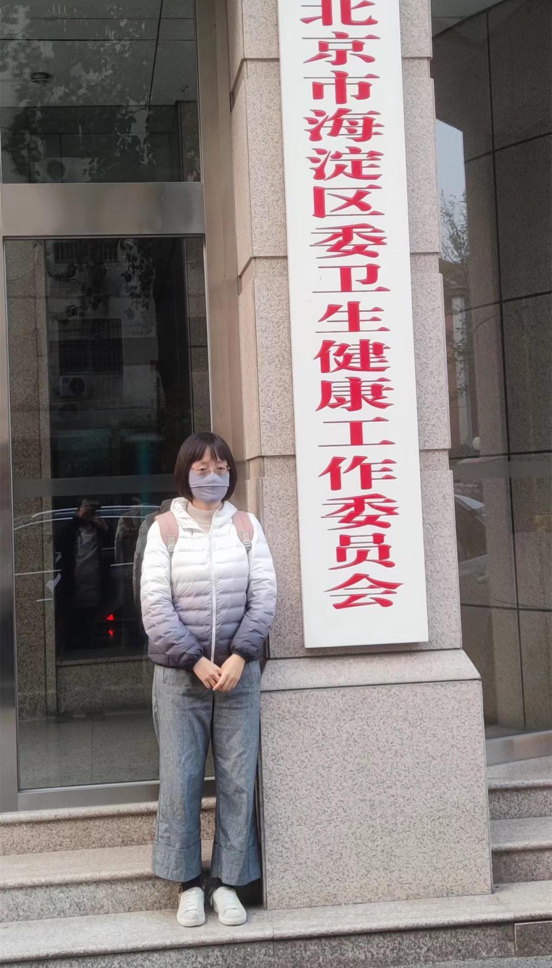 #北大副教授右眼被注工业气受伤#【北大一副教授因右眼被注工业气受伤多年 案件重审