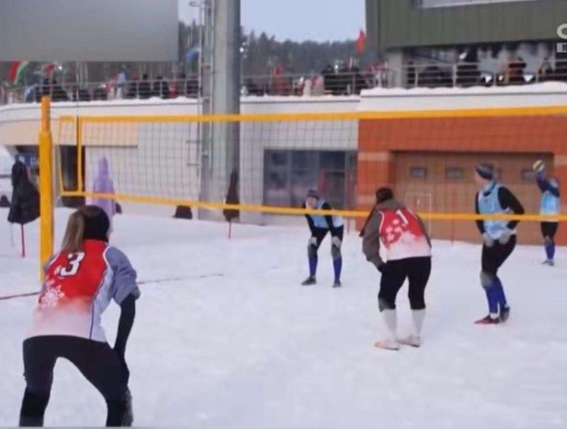 在零下13℃的严寒中，白俄罗斯一场别开生面的雪地排球赛火热开赛。选手们身着保暖装