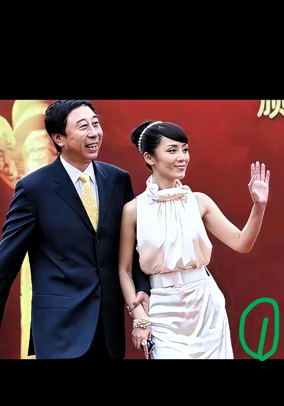 这两张图谁和冯老师有夫妻相？
图一是冯巩与妻子艾慧，图二是冯巩与搭档闫学晶。
网